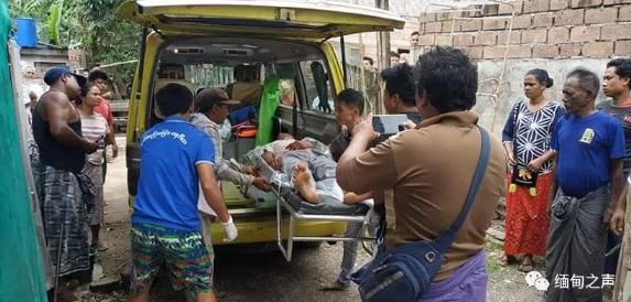  举刀|缅北一名警员叫不动正在玩手机的妻子，举刀杀人