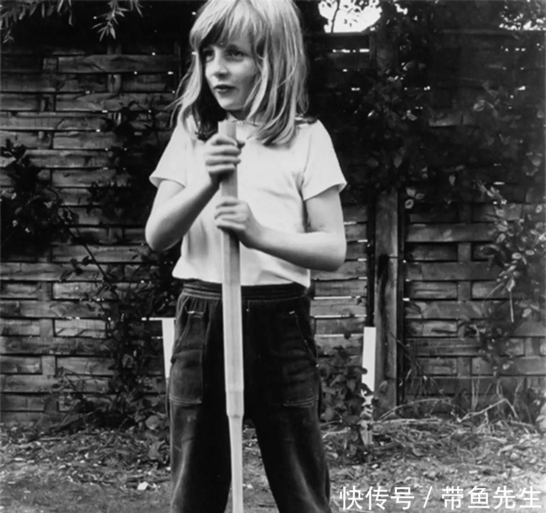 为伴|戴安娜6岁父母离异,她和弟弟相依为伴,周末见母亲是她最开心的