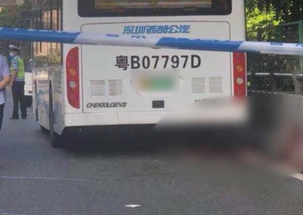 司机|公交司机低头捡物碾死路人，险带全车冲下桥，交警：行人违规上桥