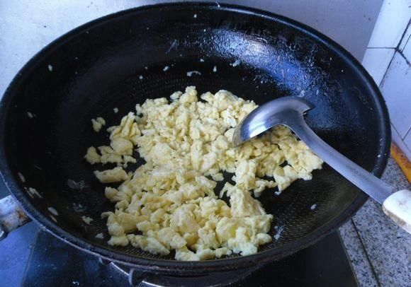  鸡蛋|这才是韭菜盒子正确做法，皮薄馅大，香味浓郁，一次8个不够吃