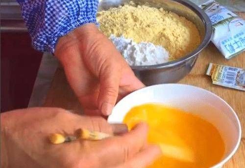 好吃|入秋后，玉米面不要蒸发糕了，教你个简单新做法，比面包还好吃