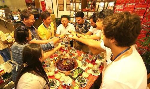  地沟油|判刑？罚款？知名火锅店卖2.2吨“地沟油”！涉案5人均已获刑？