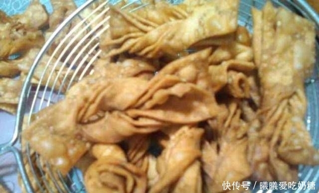  美味|一碗面粉，一把芝麻，教你做美味的油炸筷子，咸脆香！
