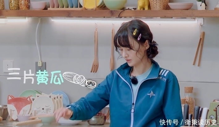 金针菇|郑爽自制低脂餐,黄瓜3片,金针菇一撮,看到面条放了几根,心疼哭了