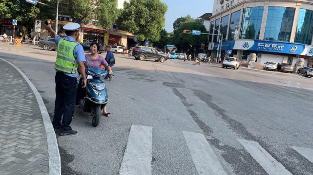 严查|【创文进行时】婺源公安交警严查各类违法行为