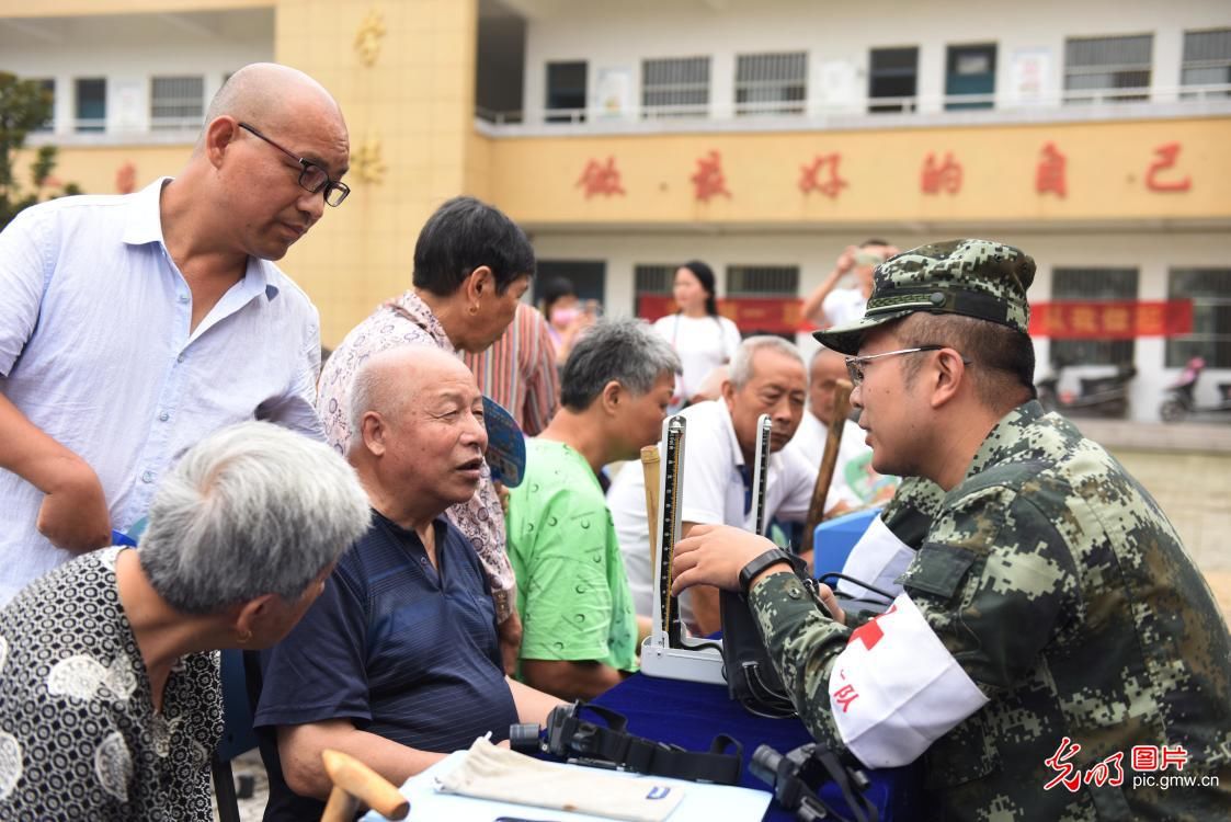 群众|安徽铜陵：武警义诊受灾群众安置点