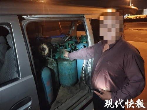  满街跑|胆真大！面包车拉载25罐煤气罐满街跑