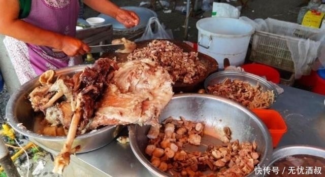 摆摊|六旬老夫妻摆摊卖小吃，20元一碗没人嫌贵，老顾客：就认这个味！