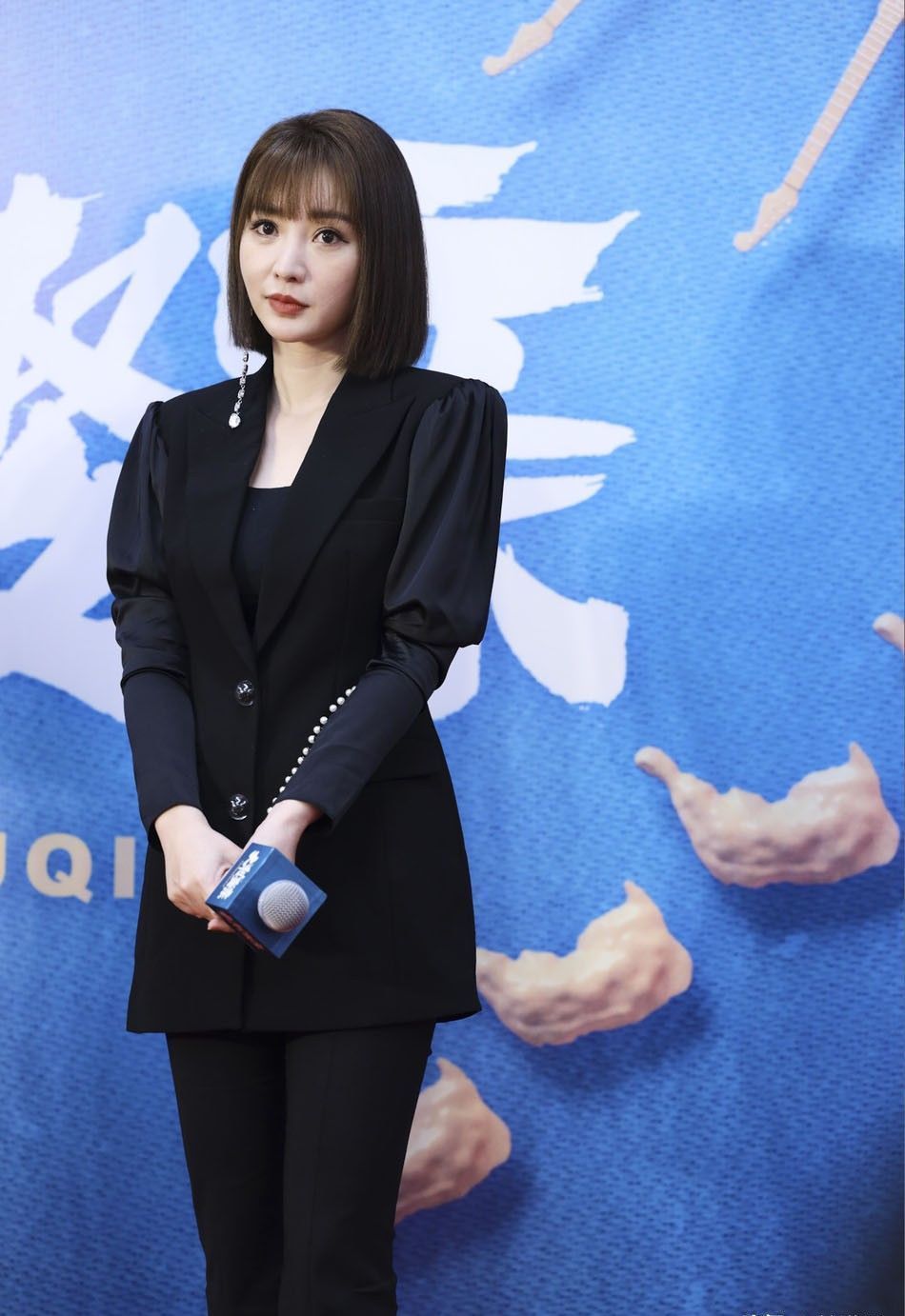  柳岩|40岁柳岩老了，黑西装空气刘海亮相，打扮年轻藏不住眼角皱纹