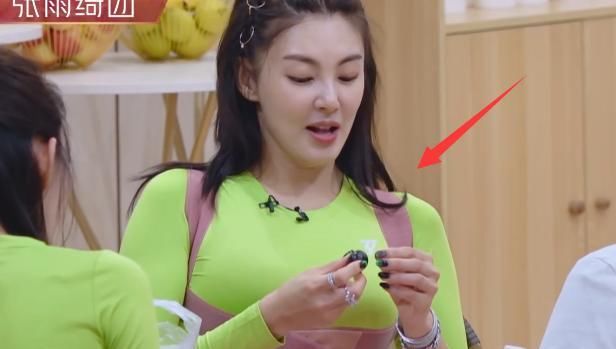 张雨|有一种背带叫张雨绮矫正带,勒上后效果,走路都挺胸抬头!