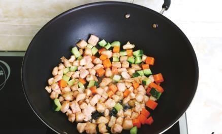 不用|夏天最适合这样吃肉,搭配黄瓜一起炒,补水还美白,不用担心吃了会长胖