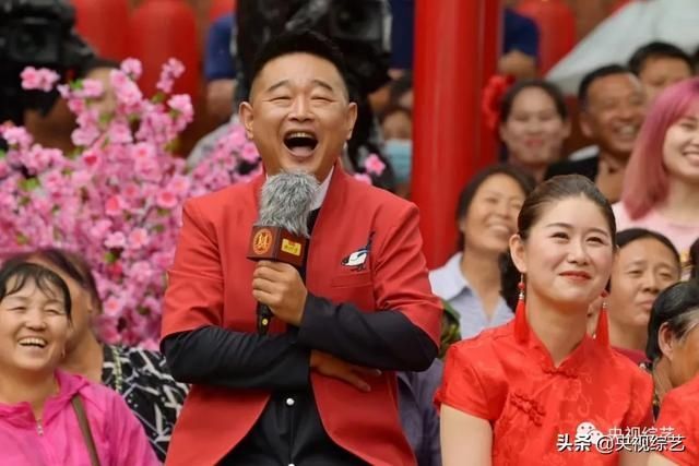 华尔兹|《喜上加喜》父亲在女儿相亲现场抱着扫帚跳华尔兹?