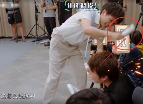  吴彤|杨迪有多适合做主持人？导演念节目流程，谁知台本有误，杨迪的救场举动亮了