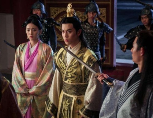 父皇|皇帝亲自剥桔子给儿子吃,母亲惊慌失措快跑,你父皇要杀你