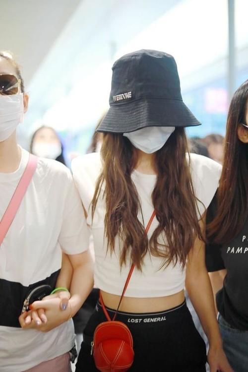  造型|杨颖好懂色彩搭配，黑白装简约低调，配个红色小包气质瞬间变高级