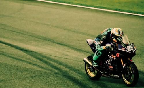  哥哥|《天天向上》王一博带钱枫骑摩托压弯，回答专业幽默，哥哥扎心了