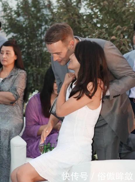  活动|马雅舒携外籍老公出席活动，白裙玩转高段位，夫妻搭肩秀恩爱