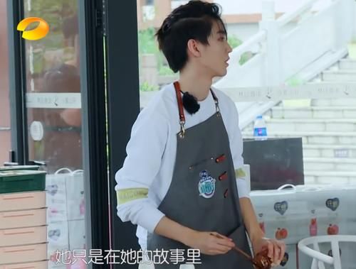  王俊凯|女团都这样？杨超越唱歌，第一句就跑调，王俊凯救场都来不及