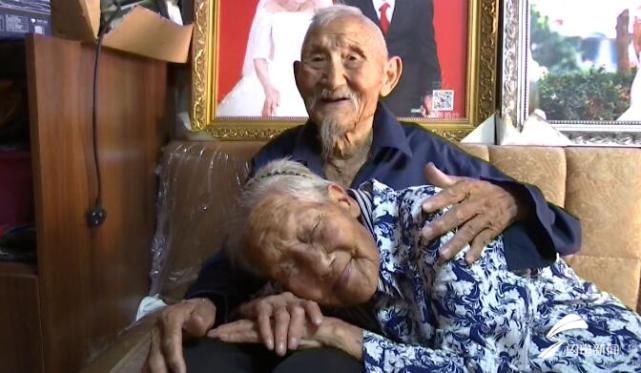 位老人|100岁奶奶贴脸陪伴98岁爷爷，孙女：老人已迷恋上直播