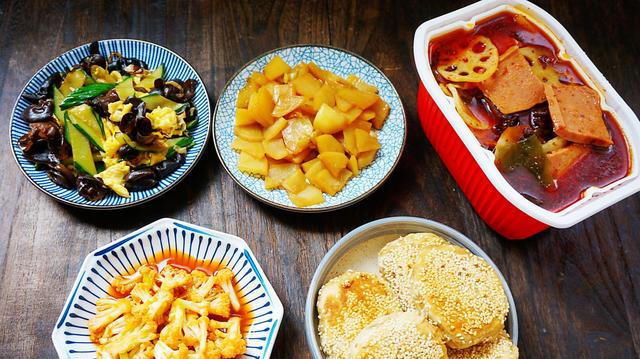  倒入|晒晒一家三口的晚餐，4道家常菜1主食，营养丰富，网友：太抠门