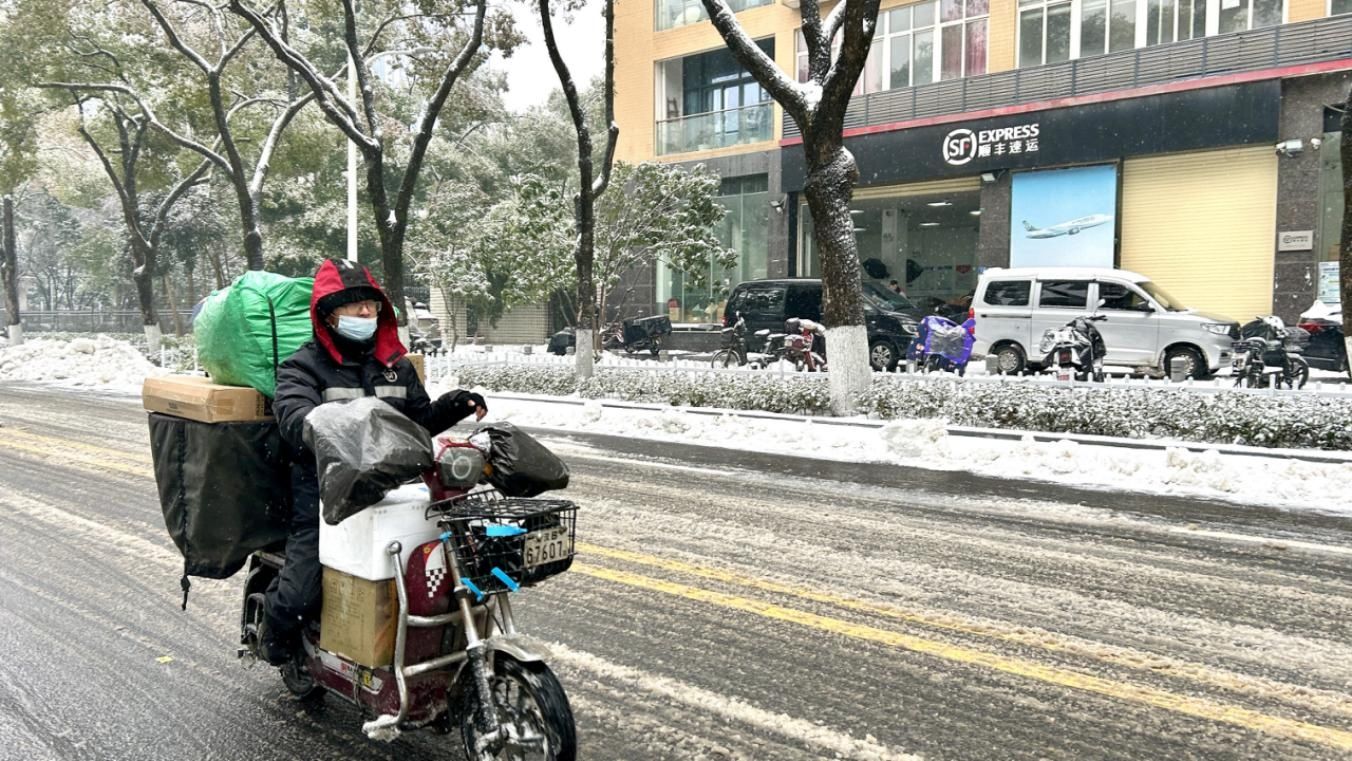 全力应对低温雨雪天气！湖北顺丰：调配资源应对中转收派压力，向一线发放1.2万双防寒手套