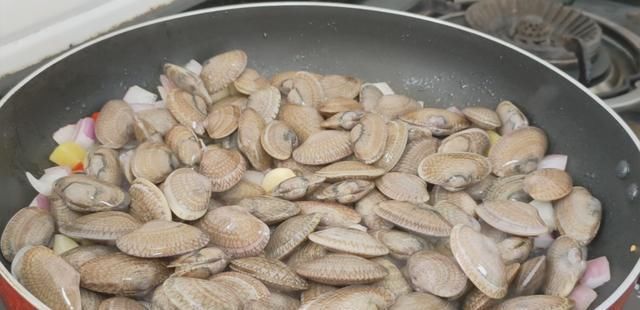 花甲|花甲除了炒还能怎样吃?加半个洋葱教你新吃法,喷香好吃到想舔盘