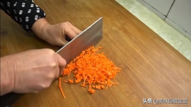 碗中备用|“黄金馒头”的做法分享,注意这一步,切馒头的时候馒头不会掉渣