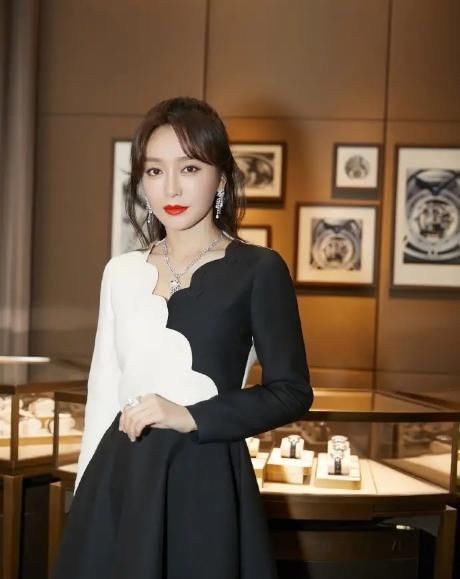  有种|有种“逆生长”叫秦岚, 穿黑白拼接裙优雅迷人, 一点不像70后