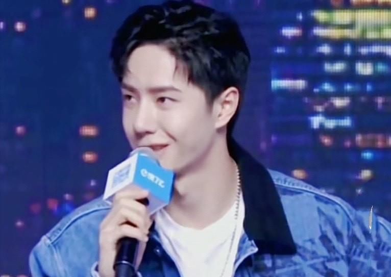 离开 王一博“饿了么”直播：感冒严重不停咳嗽，离开滤镜脸上起痘了