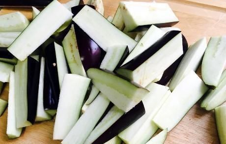  锅里|炒茄子先放油是不对的，学会饭店的做法，软嫩不油腻 收藏了