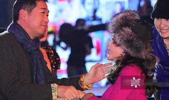  宁静|宁静当年蹲在张国立脚边说话，一脸奉承，旁边章子怡表情耐人寻味