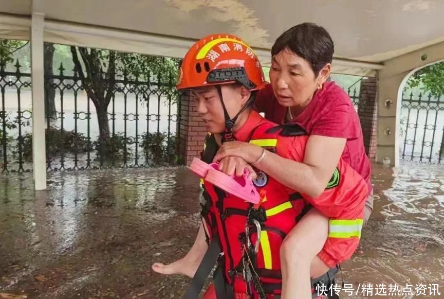 暴雨致多人被困 湘潭消防“汛”速救援