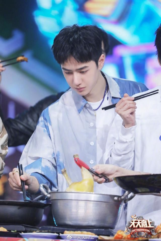  天天向上|200725《天天向上》更新王一博单人剧照 吃播博主的眼里只有美食