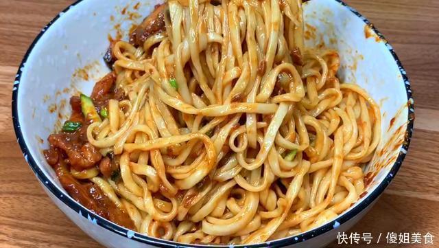 夏天|夏天来了,面条就得这样吃,简单一拌,比凉面还好吃,太香了