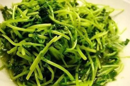  切段|美食精选，莲藕切成楔形块，酒香豆苗，牛肉小炒，把蒜苗洗净切段