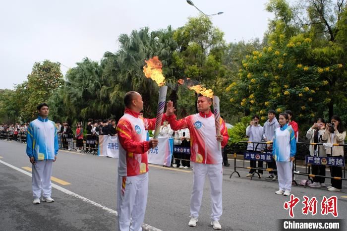 学青会柳州站火炬传递：亚运“女飞人”首棒 火炬手们“花式”点赞