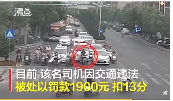 救护车|【围观】男子骑摩托故意阻挡救护车 网友:迷之操作!