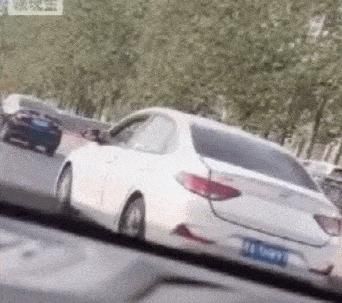  东路|滨河东路上，这位驾驶人开车时将脚伸出窗外，然后.