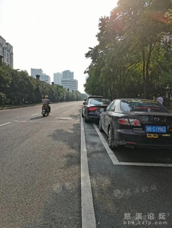 提心吊胆|网友：提心吊胆！人和路两边都划了停车位，骑电动车的很容易被撞...