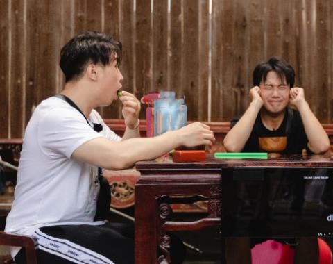  糊脸|德云男团遭惩罚，周九良遭面粉糊脸，郭麒麟被抓，秦霄贤也不容易