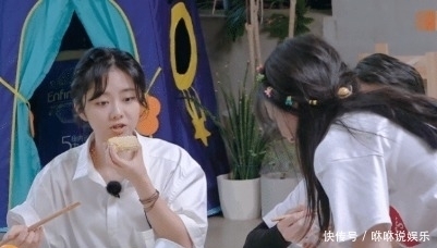  表情|郑爽减肥不吃荤菜，自己开小灶炒青菜，当她装盘时谭松韵表情亮了