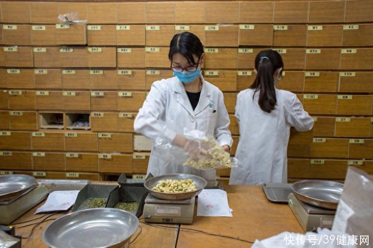 目前哪些中药对肝脏损害最大(这5类中药会对肝脏造成损害，别再乱吃了，部分国外早已禁用)