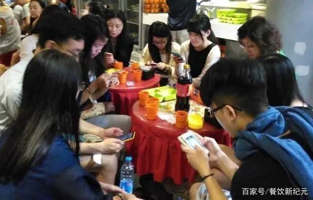 变态|帮顾客换丝袜后,海底捞又一“变态服务”上线,网友:这个必须去