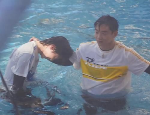  郑恺|蔡徐坤郑恺同时落水，发量却成最大亮点，21岁和34岁的区别