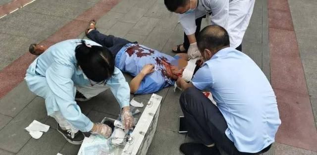  玻璃瓶|楼下路人被砸骨折、脑震荡警方沿着一瓶牛肉酱玻璃瓶找到肇事者