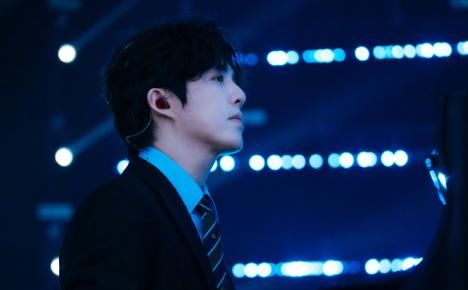  吃饭|李云迪聚餐一言不发埋头吃饭 网友调侃：当代社恐实录