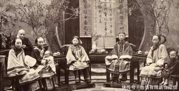 跪下|他去世后，原配大哭：32个孩子全丢给我，孩子全跪下：求娘赐死