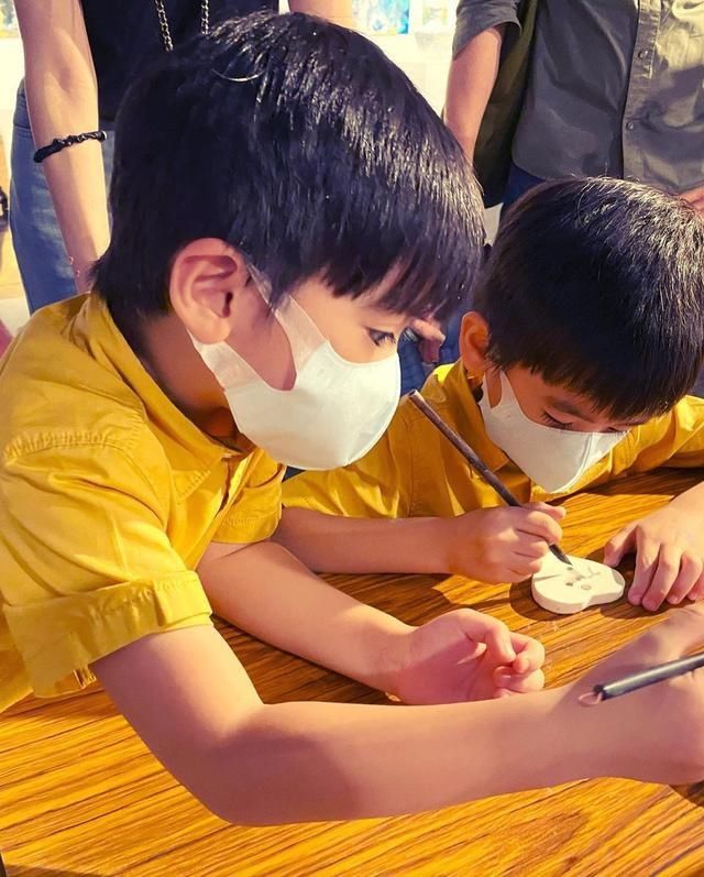 陈若仪|林志颖妻子陈若仪首晒双生子正面照，眼睛弯弯调皮可爱超像小志