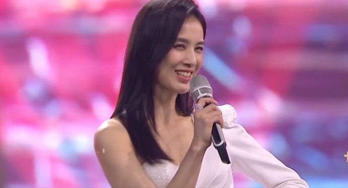  何炅|青春芒果夜：万茜顶替谢娜，主持首秀搭档何炅，却还不如黄圣依稳