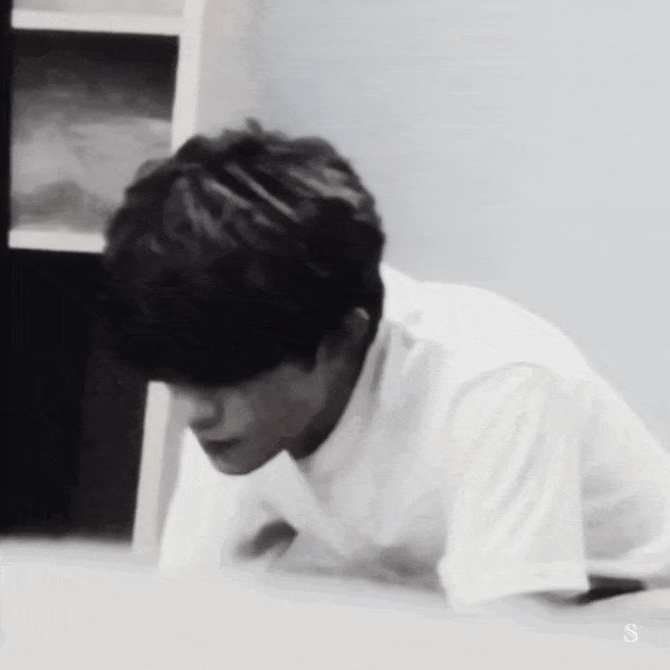  解偶像|易烊千玺霸总既视感动图，帅气绝杀魅力值Max